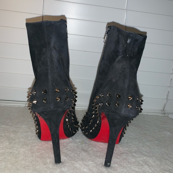 Louboutin Willetta 100 Pointy Black Suede Bootie - Picture 4 of 8